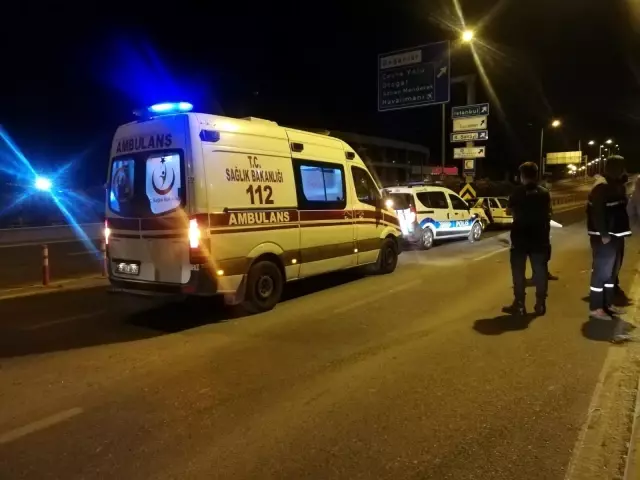 Otomobil önce aydınlatma direğine ardından bariyere çarptı: 3 yaralı Otomobil önce aydınlatma direğine ardından bariyere çarptı: 3 yaralı
