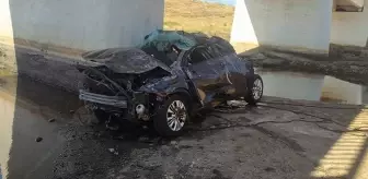 Otomobil üst geçitten dereye uçtu: 5 ölü