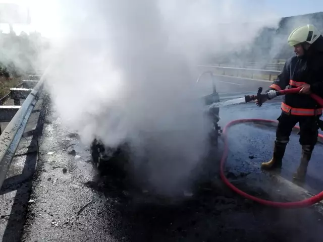 Otoyolda yanan araç hurdaya döndü Otoyolda yanan araç hurdaya döndü