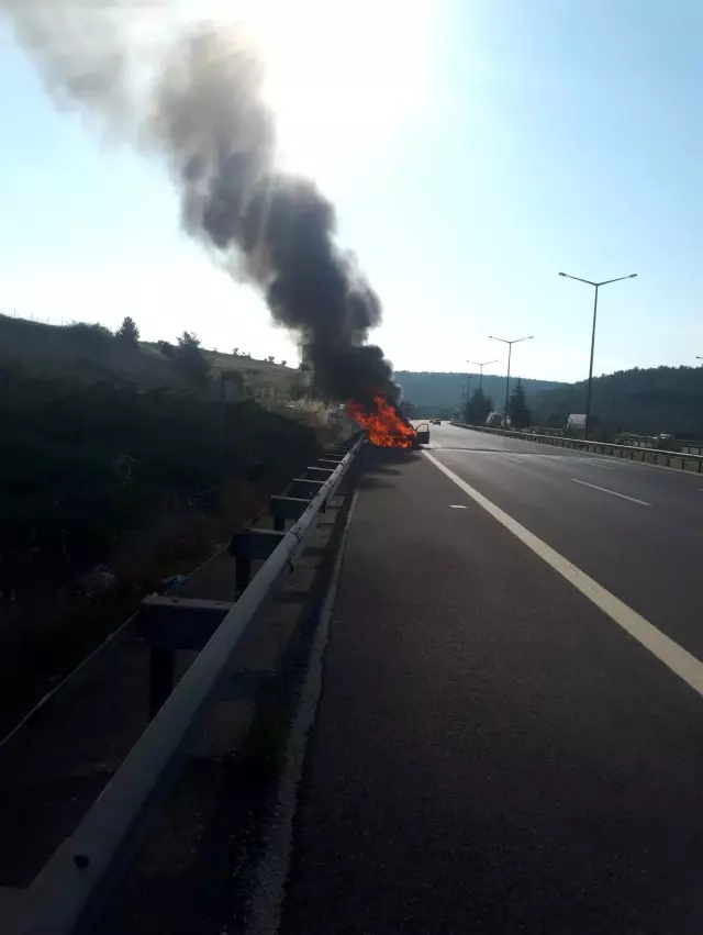 Otoyolda yanan araç hurdaya döndü Otoyolda yanan araç hurdaya döndü