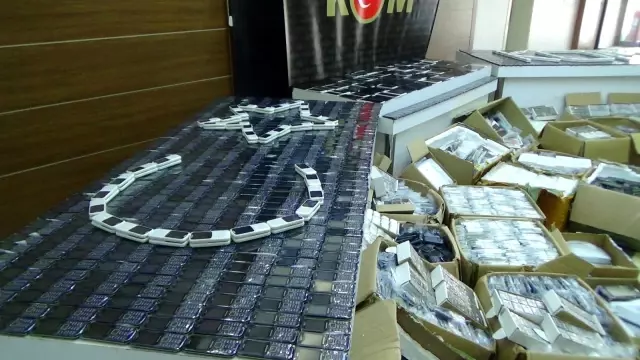 Polisten kaçak cep telefonu operasyonu: 10 binin üzerinde gümrük kaçağı telefon ele geçirildi