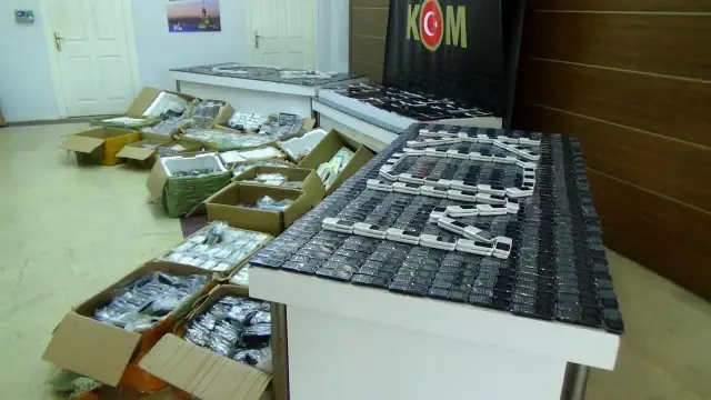 Polisten kaçak cep telefonu operasyonu: 10 binin üzerinde gümrük kaçağı telefon ele geçirildi