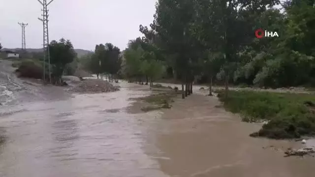 Sağanak yağış dereyi taşırdı Sağanak yağış dereyi taşırdı