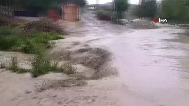 Sağanak yağış dereyi taşırdı Sağanak yağış dereyi taşırdı