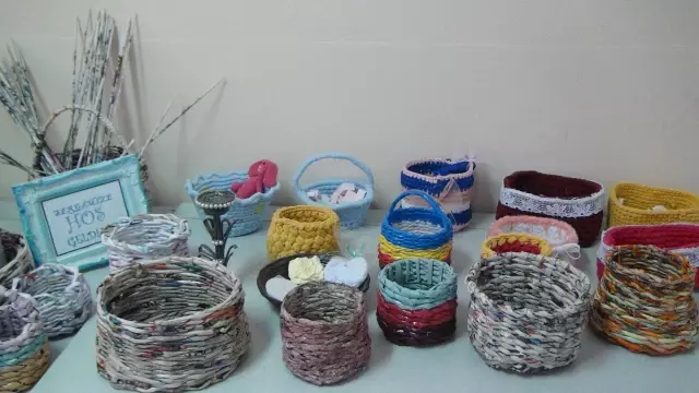 Taraklı ilçesinde atık kağıt ve mısır koçanları kadın kursiyerlerin elinde değerleniyor
