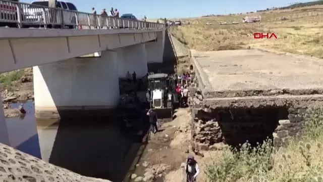 ŞANLIURFA OTOMOBİL KÖPRÜDEN DEREYE UÇTU: 5 ÖLÜ - YENİDEN ŞANLIURFA OTOMOBİL KÖPRÜDEN DEREYE UÇTU: 5 ÖLÜ - YENİDEN