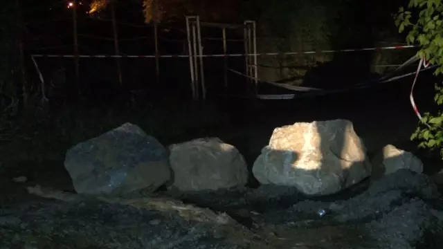 Son dakika haberleri | Sarıyer'de 3 gün önce sel nedeniyle çöken köprünün etrafı kapatıldı Son dakika haberleri | Sarıyer'de 3 gün önce sel nedeniyle çöken köprünün etrafı kapatıldı