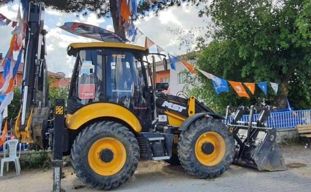 Seçime gidecek ilçede AK Parti adayının iş makinesinin üzerinde verdiği poz tartışma yarattı Seçime gidecek ilçede AK Parti adayının iş makinesinin üzerinde verdiği poz tartışma yarattı