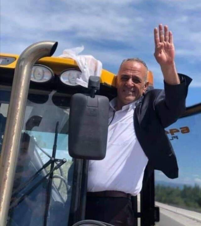 Seçime gidecek ilçede AK Parti adayının iş makinesinin üzerinde verdiği poz tartışma yarattı Seçime gidecek ilçede AK Parti adayının iş makinesinin üzerinde verdiği poz tartışma yarattı