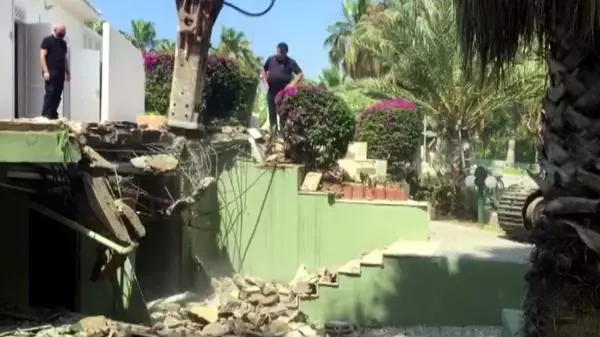 ANTALYA SEZON AÇILIŞI YAPILAN OTELİN İMARA AYKIRI BÖLÜMÜNDE YIKIM