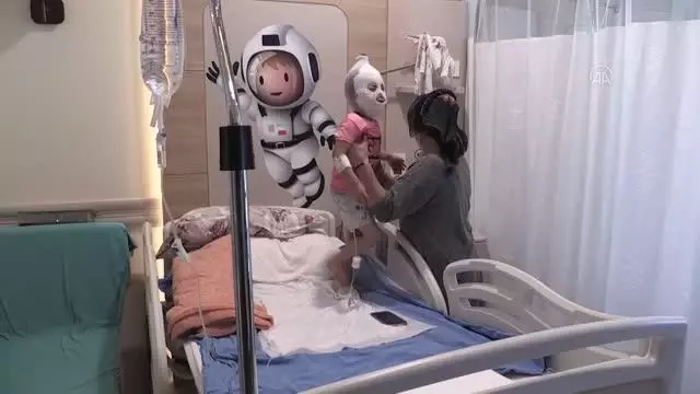 Sıcak suyla oynarken yanan minik Ayfer tedaviye alındı Sıcak suyla oynarken yanan minik Ayfer tedaviye alındı
