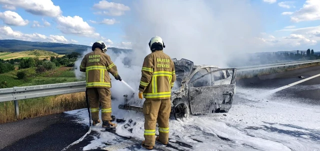 Susurluk'ta seyir halindeki otomobil yandı
