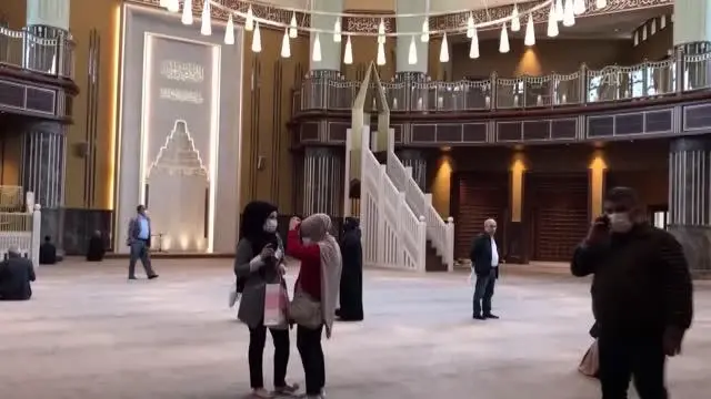 Taksim Camii'ne turistlerden yoğun ilgi