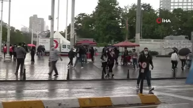 Taksim'de önce hava karardı sonra sağanak yağış başladı Taksim'de önce hava karardı sonra sağanak yağış başladı