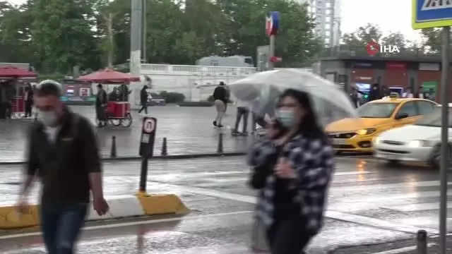 Taksim'de önce hava karardı sonra sağanak yağış başladı