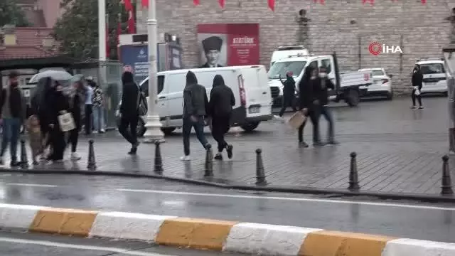 Taksim'de önce hava karardı sonra sağanak yağış başladı