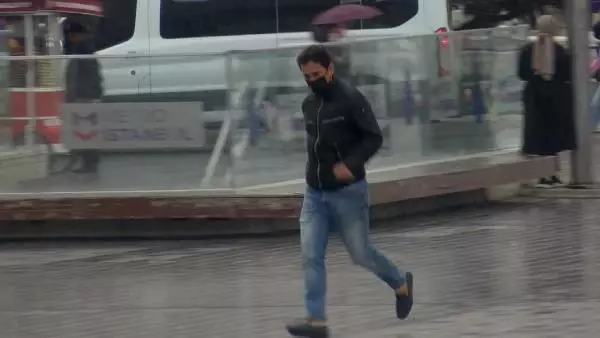 TAKSİM'DE YAĞMUR