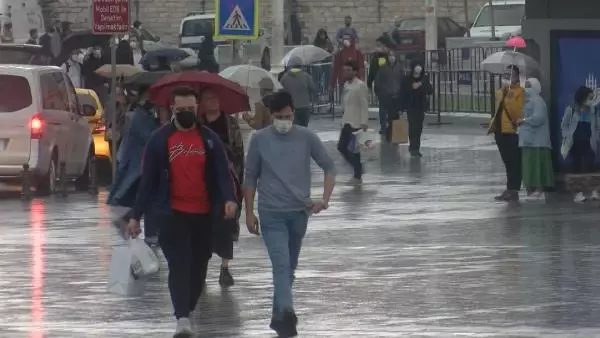 TAKSİM'DE YAĞMUR