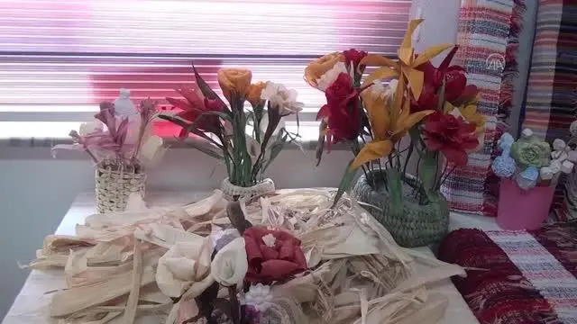 Taraklı ilçesinde atık kağıt ve mısır koçanları kadın kursiyerlerin elinde değerleniyor Taraklı ilçesinde atık kağıt ve mısır koçanları kadın kursiyerlerin elinde değerleniyor