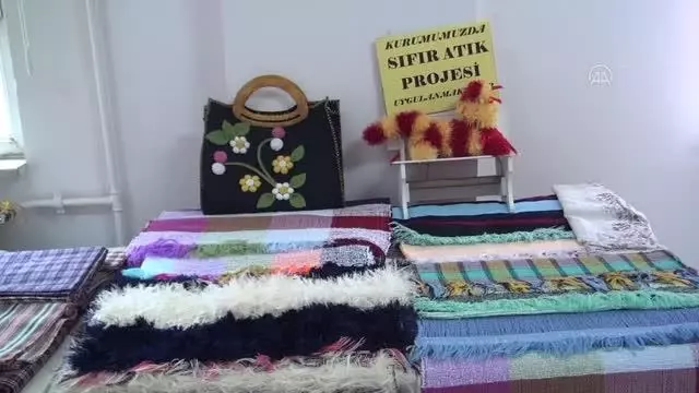 Taraklı ilçesinde atık kağıt ve mısır koçanları kadın kursiyerlerin elinde değerleniyor