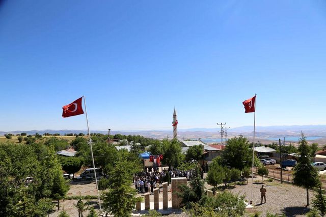 Tunceli'de sivil şehitler için anma töreni