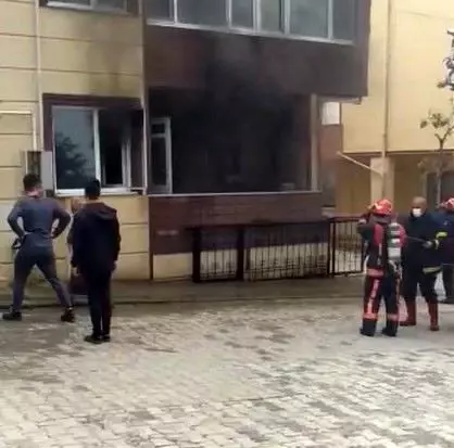 Üç yaşındaki çocuk oynadığı çakmakla evde yangın çıkardı Üç yaşındaki çocuk oynadığı çakmakla evde yangın çıkardı