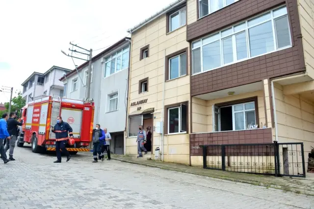 Üç yaşındaki çocuk oynadığı çakmakla evde yangın çıkardı Üç yaşındaki çocuk oynadığı çakmakla evde yangın çıkardı