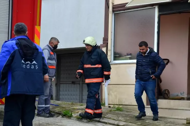 Üç yaşındaki çocuk oynadığı çakmakla evde yangın çıkardı Üç yaşındaki çocuk oynadığı çakmakla evde yangın çıkardı