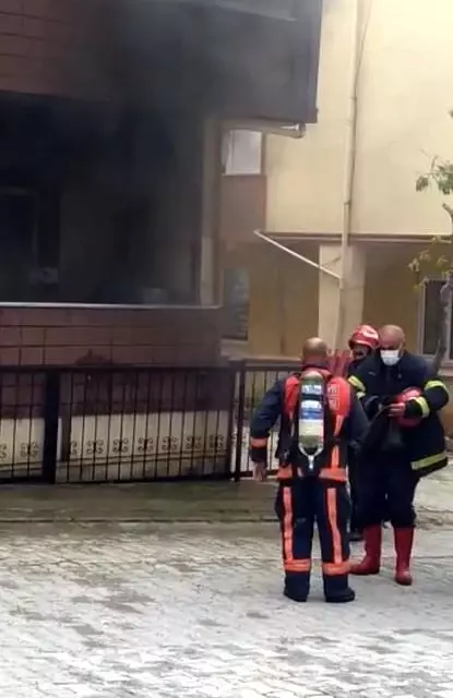 Üç yaşındaki çocuk oynadığı çakmakla evde yangın çıkardı Üç yaşındaki çocuk oynadığı çakmakla evde yangın çıkardı