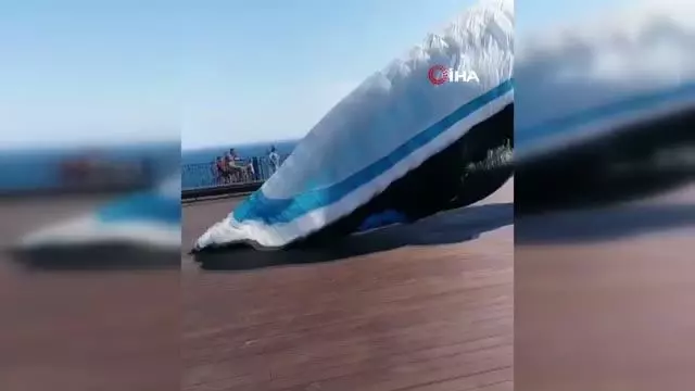 Uçuş yapmaya hazırlanan yamaç paraşütçüsü rüzgarın azizliğine uğradı Uçuş yapmaya hazırlanan yamaç paraşütçüsü rüzgarın azizliğine uğradı
