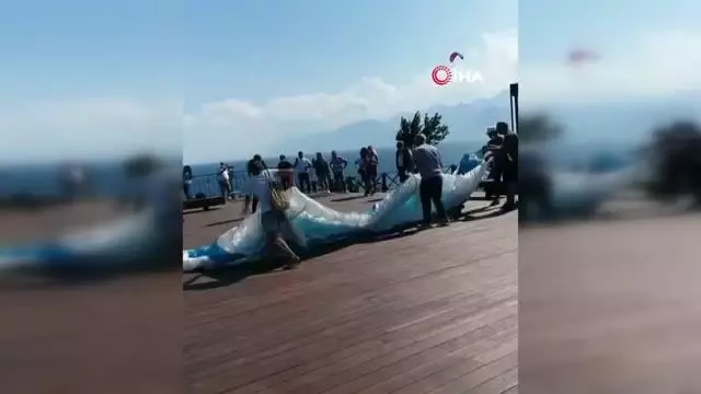 Uçuş yapmaya hazırlanan yamaç paraşütçüsü rüzgarın azizliğine uğradı Uçuş yapmaya hazırlanan yamaç paraşütçüsü rüzgarın azizliğine uğradı