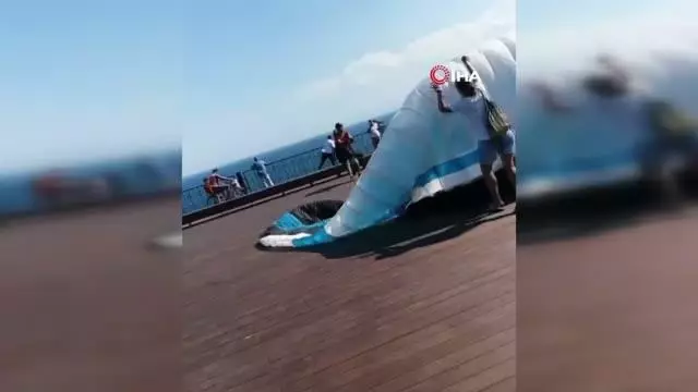 Uçuş yapmaya hazırlanan yamaç paraşütçüsü rüzgarın azizliğine uğradı Uçuş yapmaya hazırlanan yamaç paraşütçüsü rüzgarın azizliğine uğradı