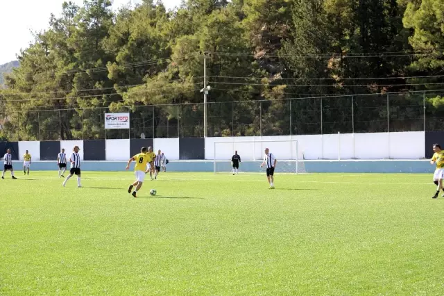 Ünlü futbolcular Marmaris'te buluştu