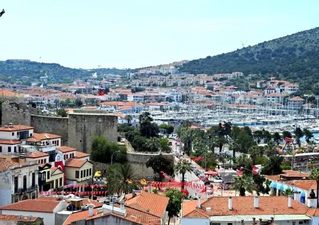 Ünlü tatil merkezi Çeşme'de bütün oteller hizmet vermeye hazır