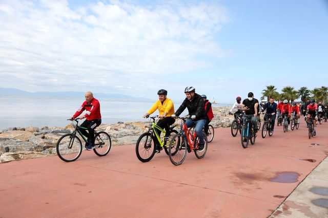 yuzlerce kisi manzaraya karsi pedal cevirdi 2 14175753 o