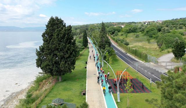 yuzlerce kisi manzaraya karsi pedal cevirdi 5 14175753 o