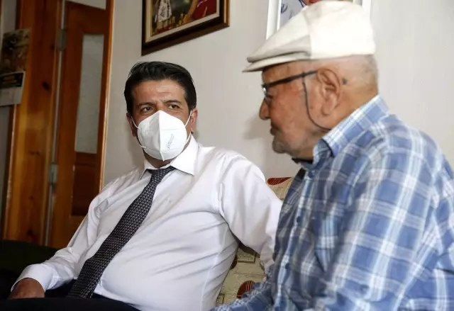 90 yaşında hayalindeki akülü arabaya kavuştu 90 yaşında hayalindeki akülü arabaya kavuştu