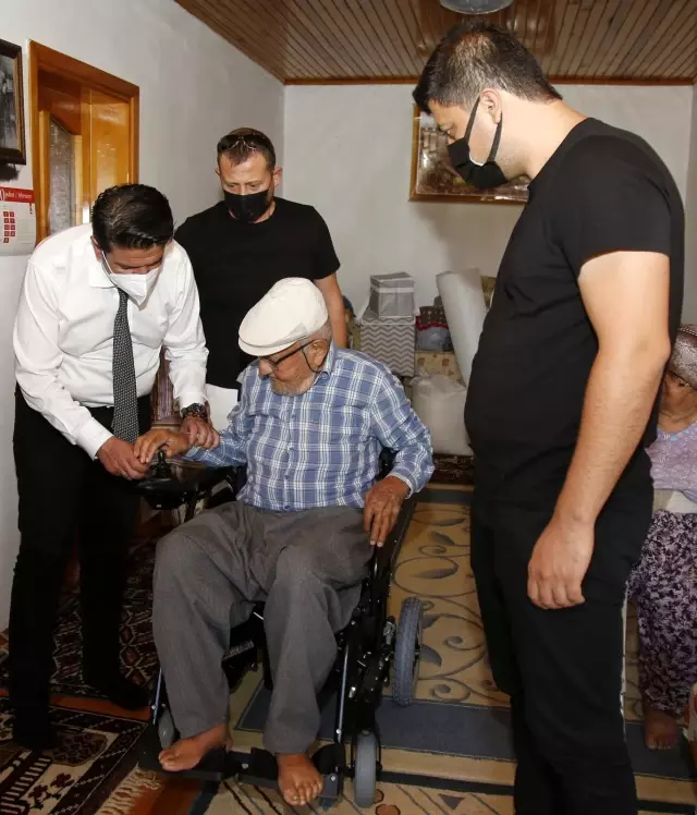 90 yaşında hayalindeki akülü arabaya kavuştu 90 yaşında hayalindeki akülü arabaya kavuştu