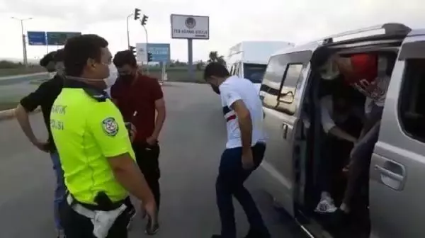 Adana'da 8 kişilik minibüste 14 yolcu Adana'da 8 kişilik minibüste 14 yolcu
