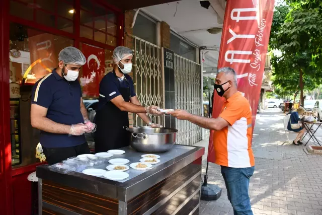 'Kovid-19 salgınının son bulması' beklentisiyle helva dağıtıldı 'Kovid-19 salgınının son bulması' beklentisiyle helva dağıtıldı