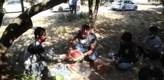 Yüregir: Portakal bahçesinde yakalanan düzensiz göçmenlere vatandaşlar yiyecek ikram etti Yüregir: Portakal bahçesinde yakalanan düzensiz göçmenlere vatandaşlar yiyecek ikram etti