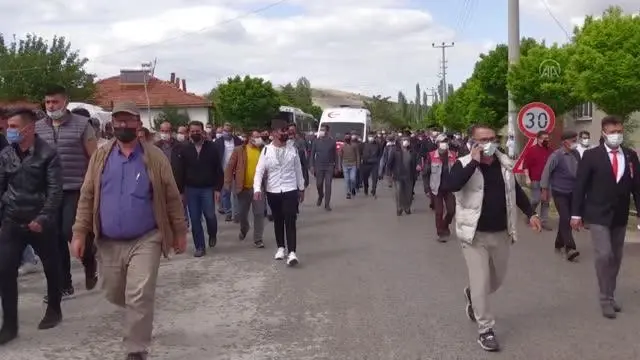 AFYONKARAHİSAR - Kazada şehit olan Uzman Çavuş Necati Yatkak, son yolculuğuna uğurlandı (2) AFYONKARAHİSAR - Kazada şehit olan Uzman Çavuş Necati Yatkak, son yolculuğuna uğurlandı (2)