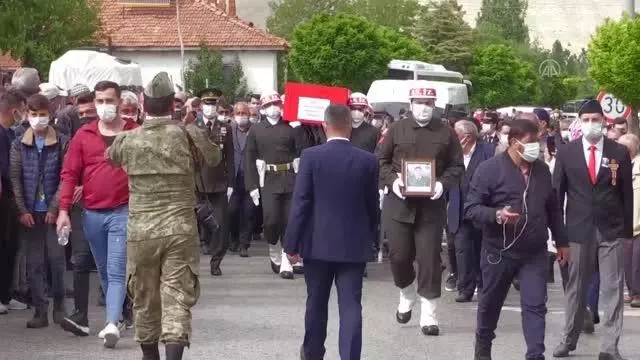 AFYONKARAHİSAR - Kazada şehit olan Uzman Çavuş Necati Yatkak, son yolculuğuna uğurlandı (2) AFYONKARAHİSAR - Kazada şehit olan Uzman Çavuş Necati Yatkak, son yolculuğuna uğurlandı (2)