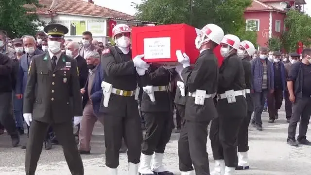 AFYONKARAHİSAR - Kazada şehit olan Uzman Çavuş Necati Yatkak, son yolculuğuna uğurlandı (2) AFYONKARAHİSAR - Kazada şehit olan Uzman Çavuş Necati Yatkak, son yolculuğuna uğurlandı (2)