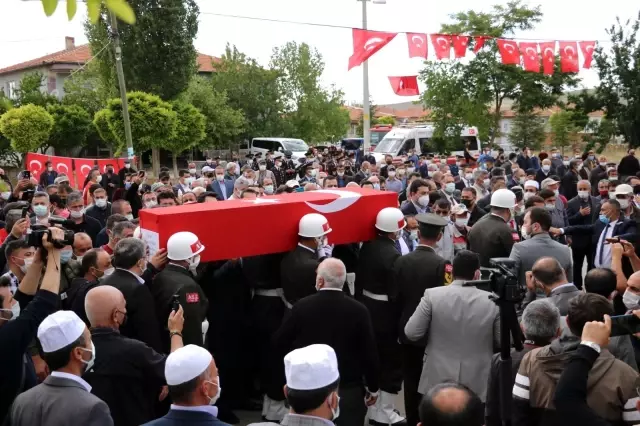 Afyonkarahisar şehidini gözyaşları içinde uğurladı Afyonkarahisar şehidini gözyaşları içinde uğurladı