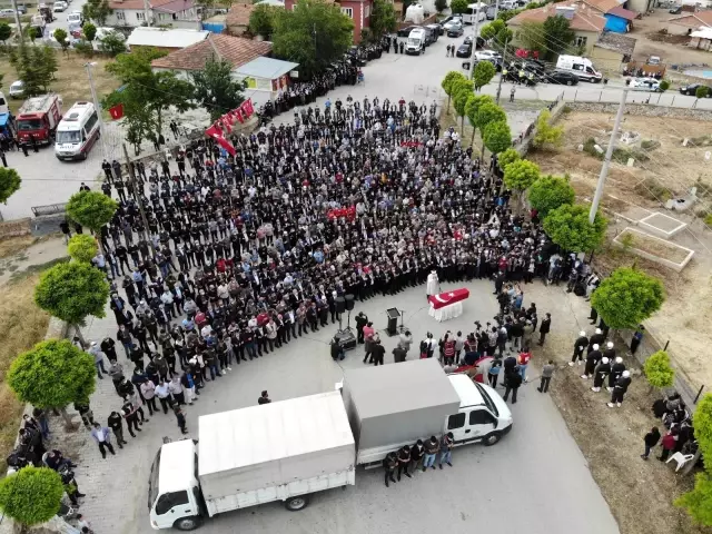 Afyonkarahisar şehidini gözyaşları içinde uğurladı Afyonkarahisar şehidini gözyaşları içinde uğurladı