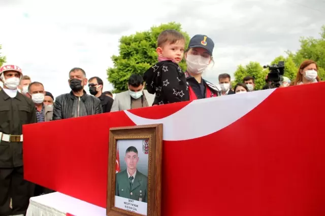 Afyonkarahisar şehidini gözyaşları içinde uğurladı Afyonkarahisar şehidini gözyaşları içinde uğurladı