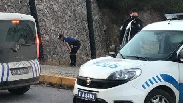 alkol alan grup kendilerini uyaran 2 polis 14179843 o
