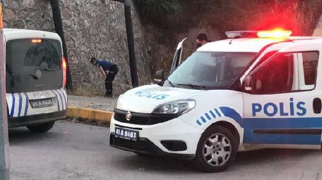 alkol alan grup kendilerini uyaran 2 polis 2 14179843 o