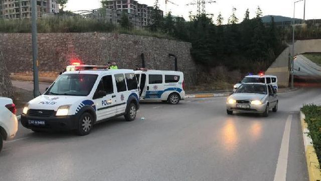 alkol alan grup kendilerini uyaran 2 polis 6 14179843 o